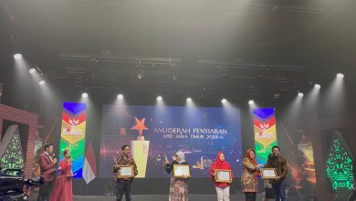 Direktur City Guide FM Eko Setyawan menerima penghargaan Anugerah Penyiaran KPID Jatim 2023 di Surabaya (foto : Istimewa)